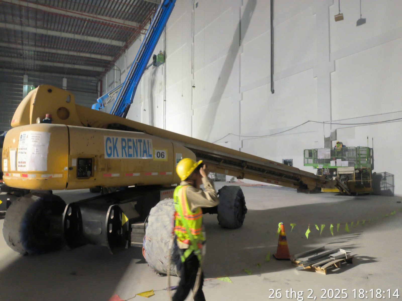 Xe nâng người Boom lift GK Rental thi công PCCC