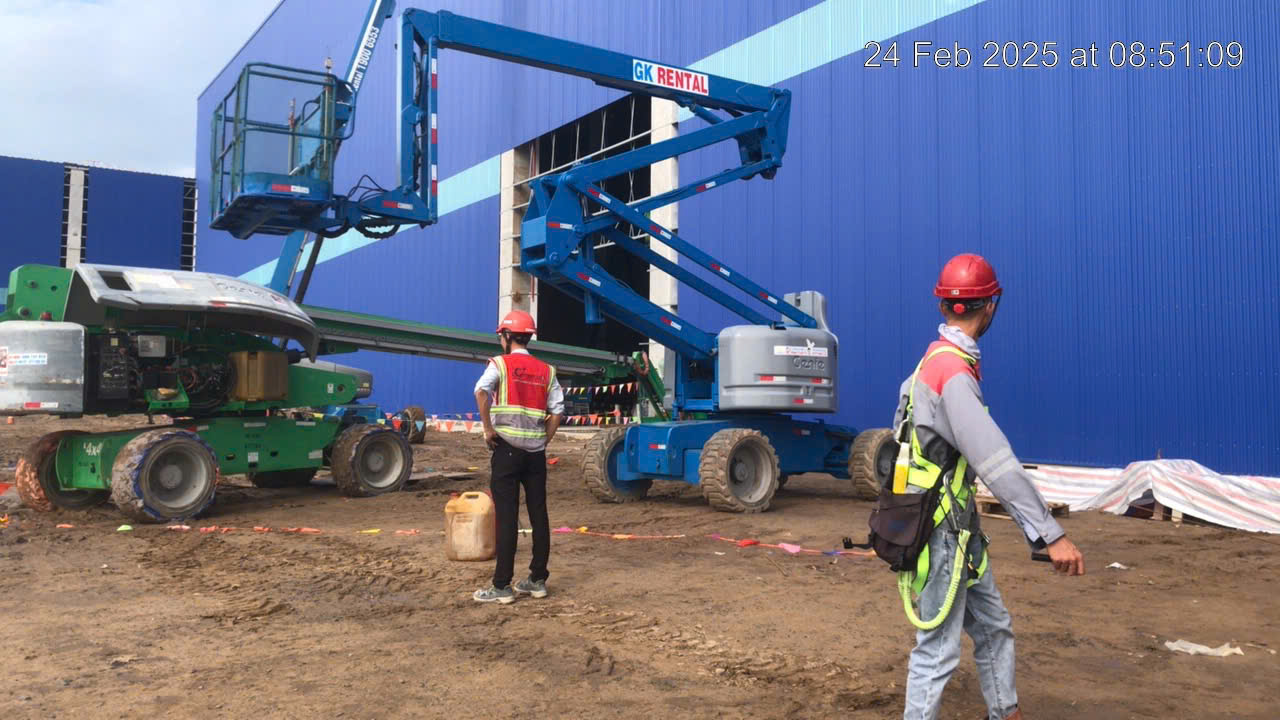 Xe nâng người Boom lift GK Rental thi công kết cấu thép