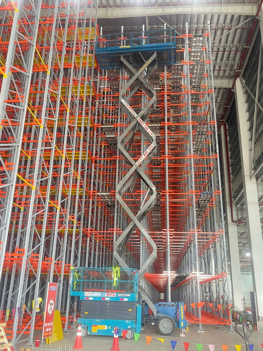 Xe nâng người Boom lift GK Rental thi công kệ thông minh